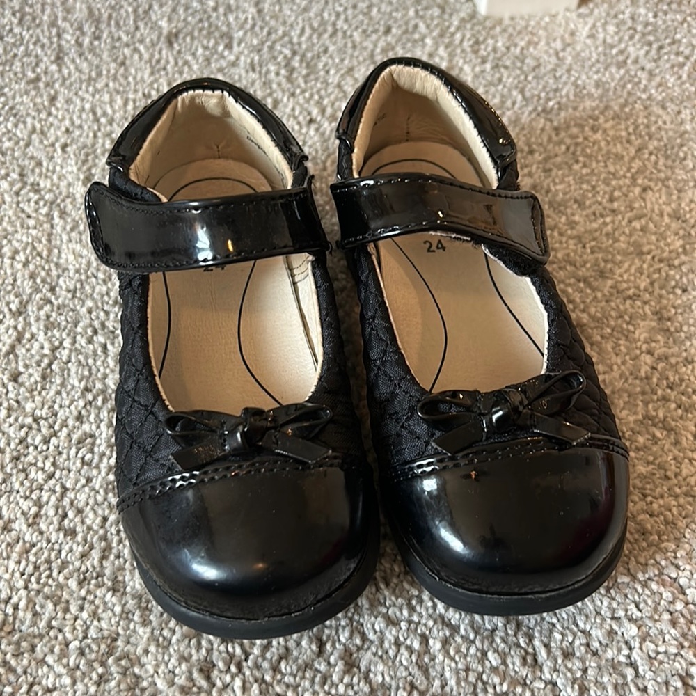 Toddler girl school/dress shoe. EUC size 24 (8 US) black quilted design